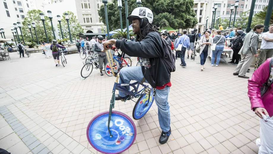 Oakland cyclists at a BTWD energizer station in 2016.