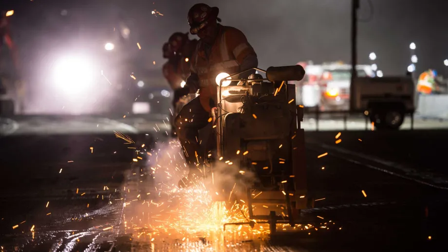 During the five-day Bay Bridge closure leading up to the Labor Day grand opening of the new East Span, construction crews worked 24/7 to add the finishing touches. 