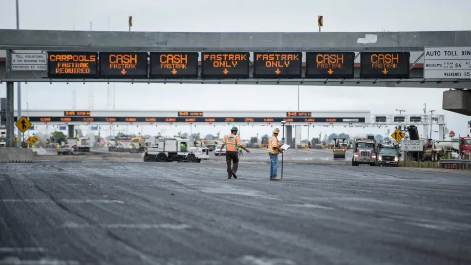 During the five-day Bay Bridge closure leading up to the Labor Day grand opening of the new East Span, construction crews worked 24/7 to add the finishing touches. 