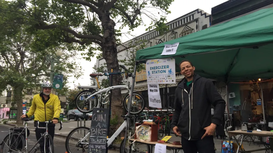 Cyclist visiting the Oakland Spokes energizer station in Oakland