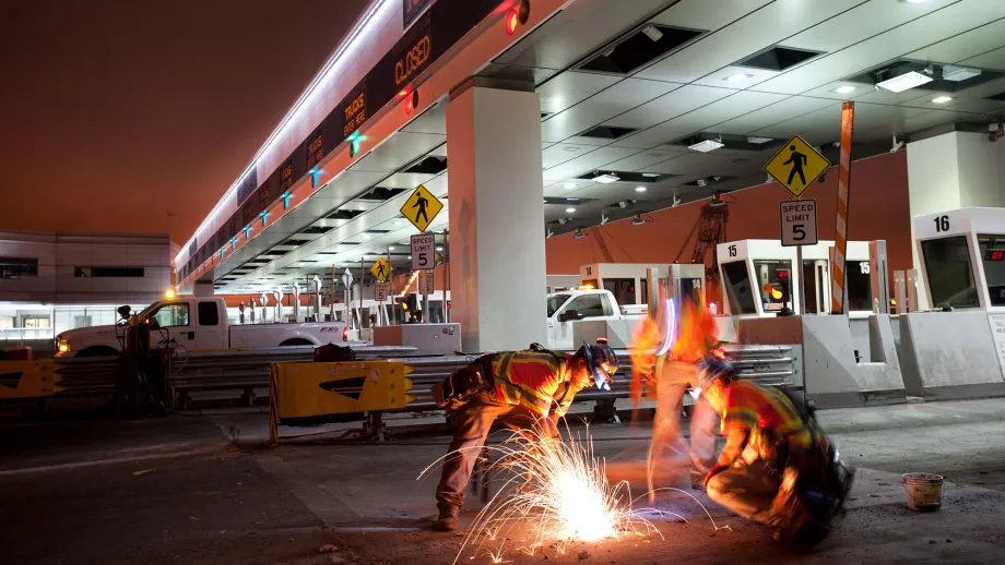 During the five-day Bay Bridge closure leading up to the Labor Day grand opening of the new East Span, construction crews worked 24/7 to add the finishing touches. 