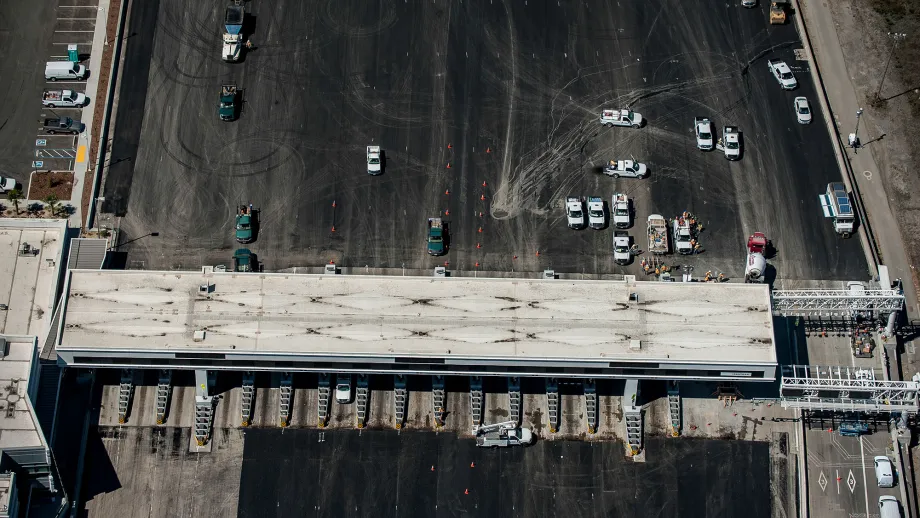 During the five-day Bay Bridge closure leading up to the Labor Day grand opening of the new East Span, construction crews worked 24/7 to add the finishing touches. 