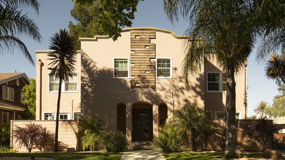 The front face of a cottage in Redwood City.
