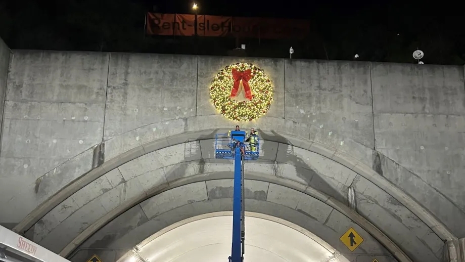 Holiday wreath